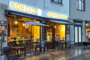 02-cafe-noerrebrogade-122-facade-aften