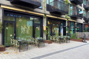 03-cafe-kildepladsen-terrasse-langs-facade