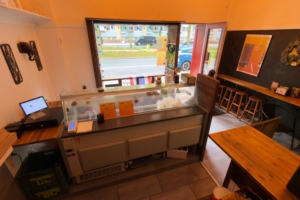 05-thai-takeaway-disk-og-barplads-ved-vinduet