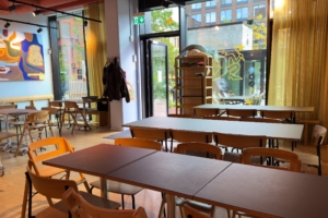 08-cafe-lokale-mod-indgang