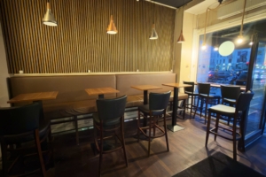 08-cafe-noerrebro-vinduesbaenk-og-hoeje-stole