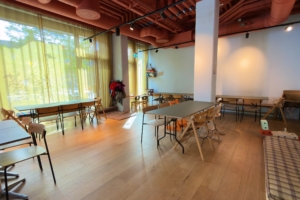 09-cafe-faellesborde-og-hoejt-til-loftet