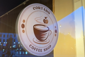 13-cafe-noerrebro-logo-i-vinduet