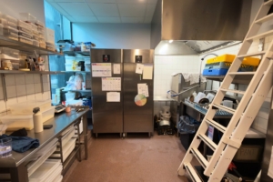 16-cafe-koekken-koele-og-fryseskab